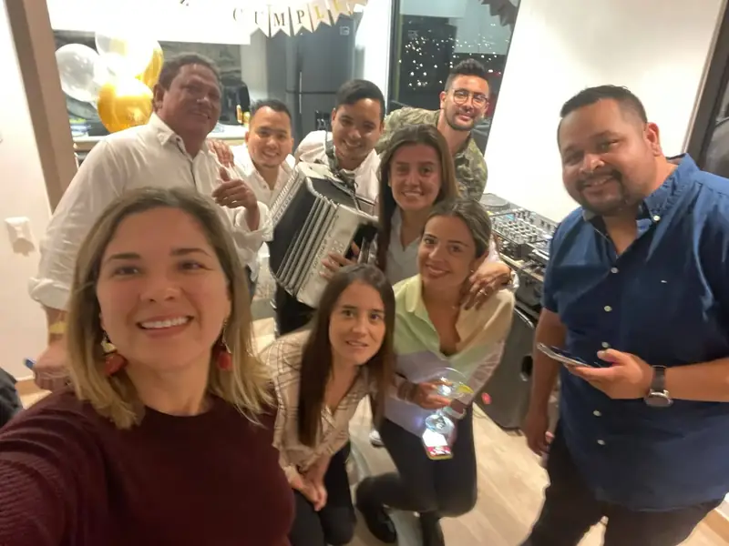 Serenata vallenata de cumpleaños con acordeón en una casa en Bogotá