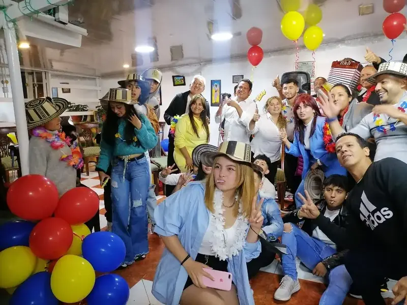 Fiesta de 15 años con grupo vallenato, sombreros vueltiaos y globos