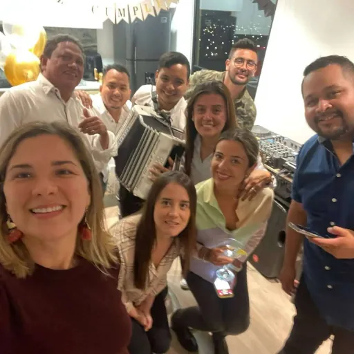 Acordeonero de Vallenato Freddy Carrillo con los invitados de una serenata de cumpleaños en Bogotá