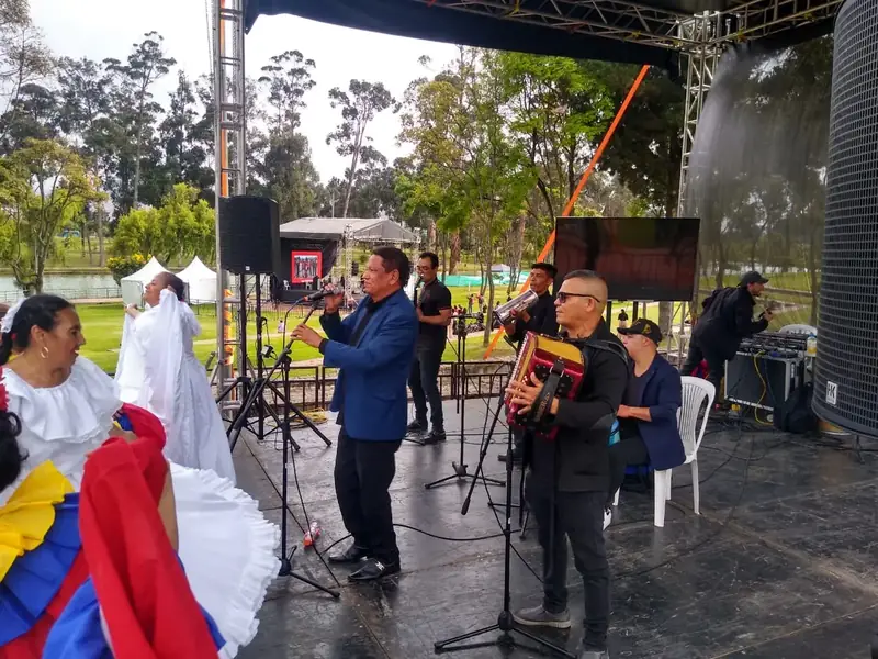 Grupo vallenato Freddy Carrillo en tarima con acordeón y bailarinas de pollera en Bogotá
