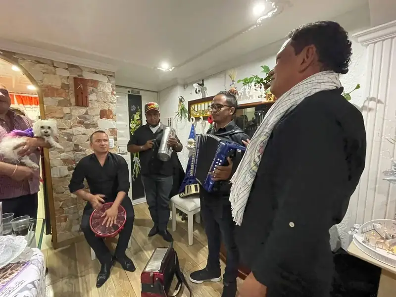 Serenata vallenata en Bogotá con caja, guacharaca y acordeón en la sala