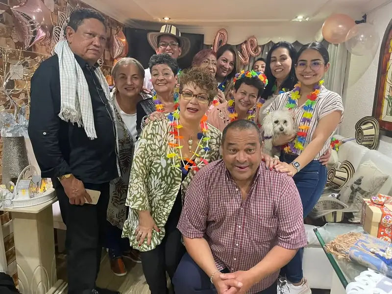 Familia celebrando una fecha especial con parranda vallenata en Bogotá