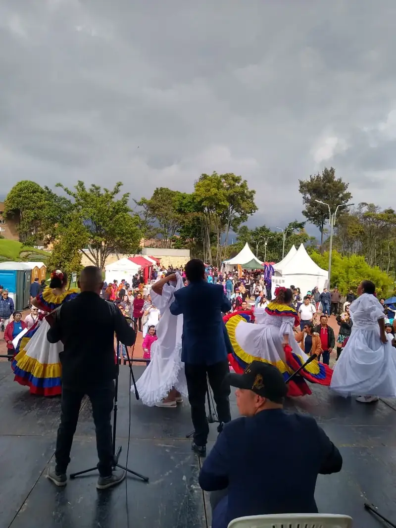 Grupo vallenato con bailarinas de pollera para un matrimonio